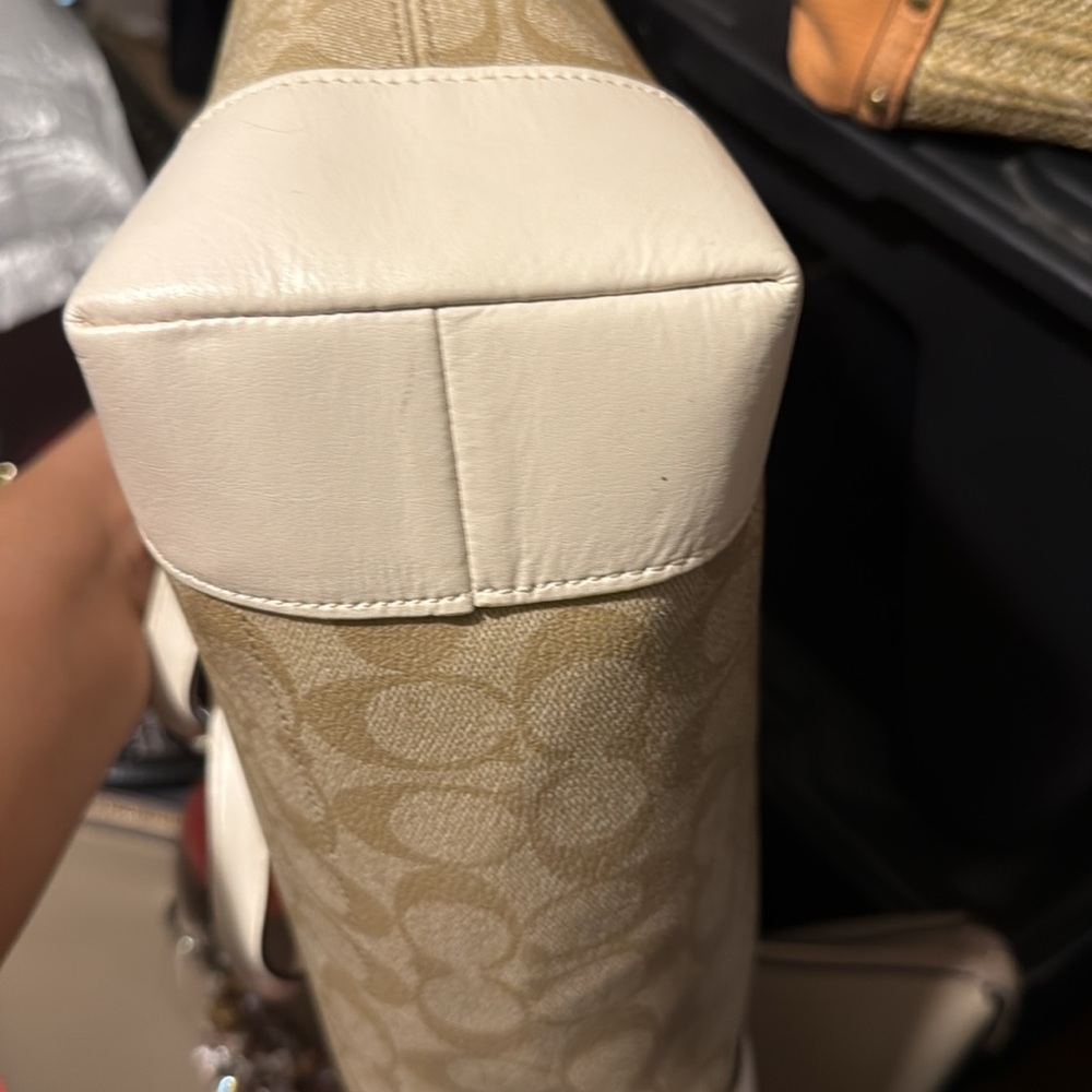 Coach Beige and Cream Tote Bag zip top signature canvas style comes with charm - Picture 9 of 11